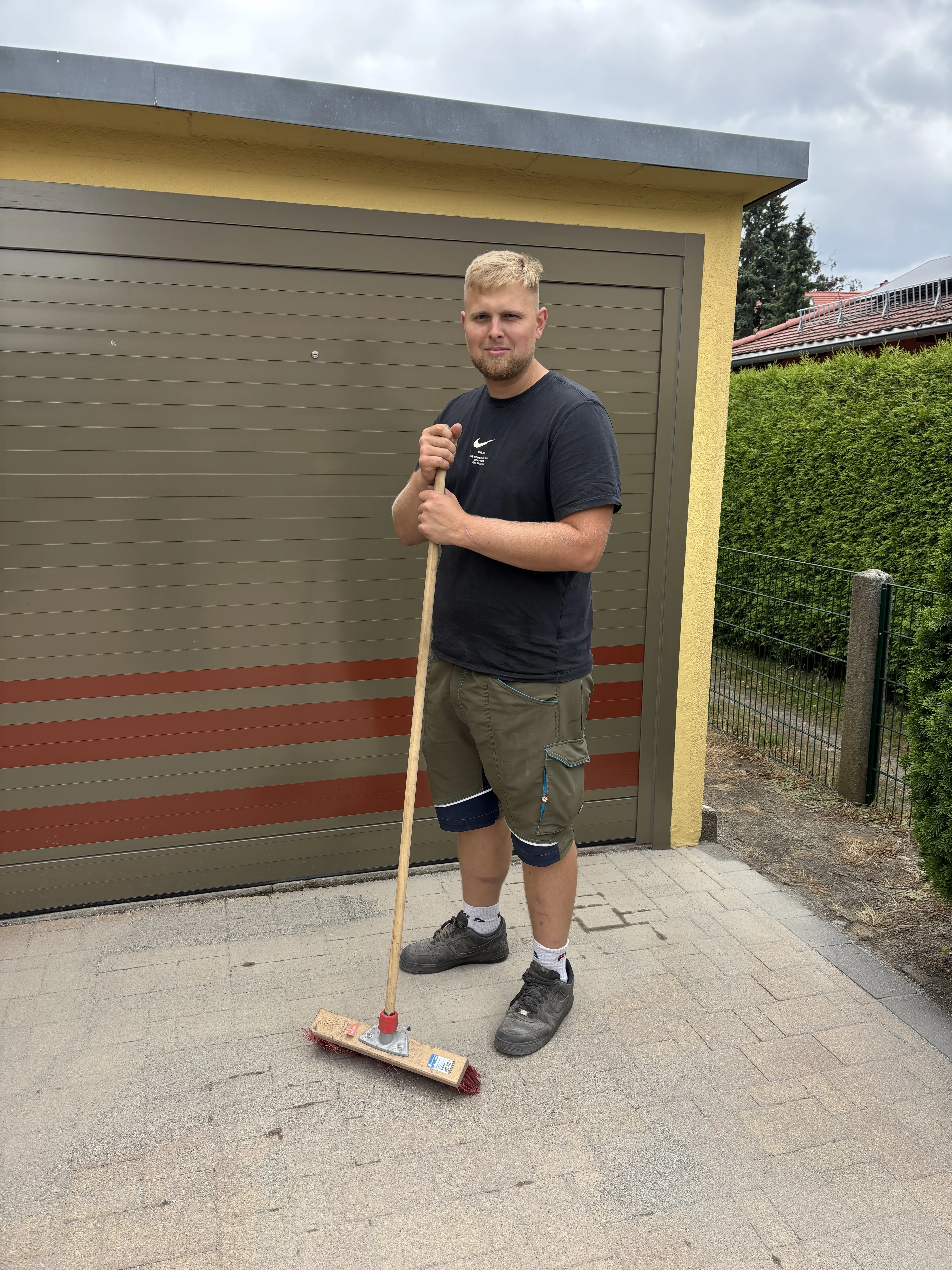 Inhaber von ODRICH Außenanlagen-Service bei der Arbeit