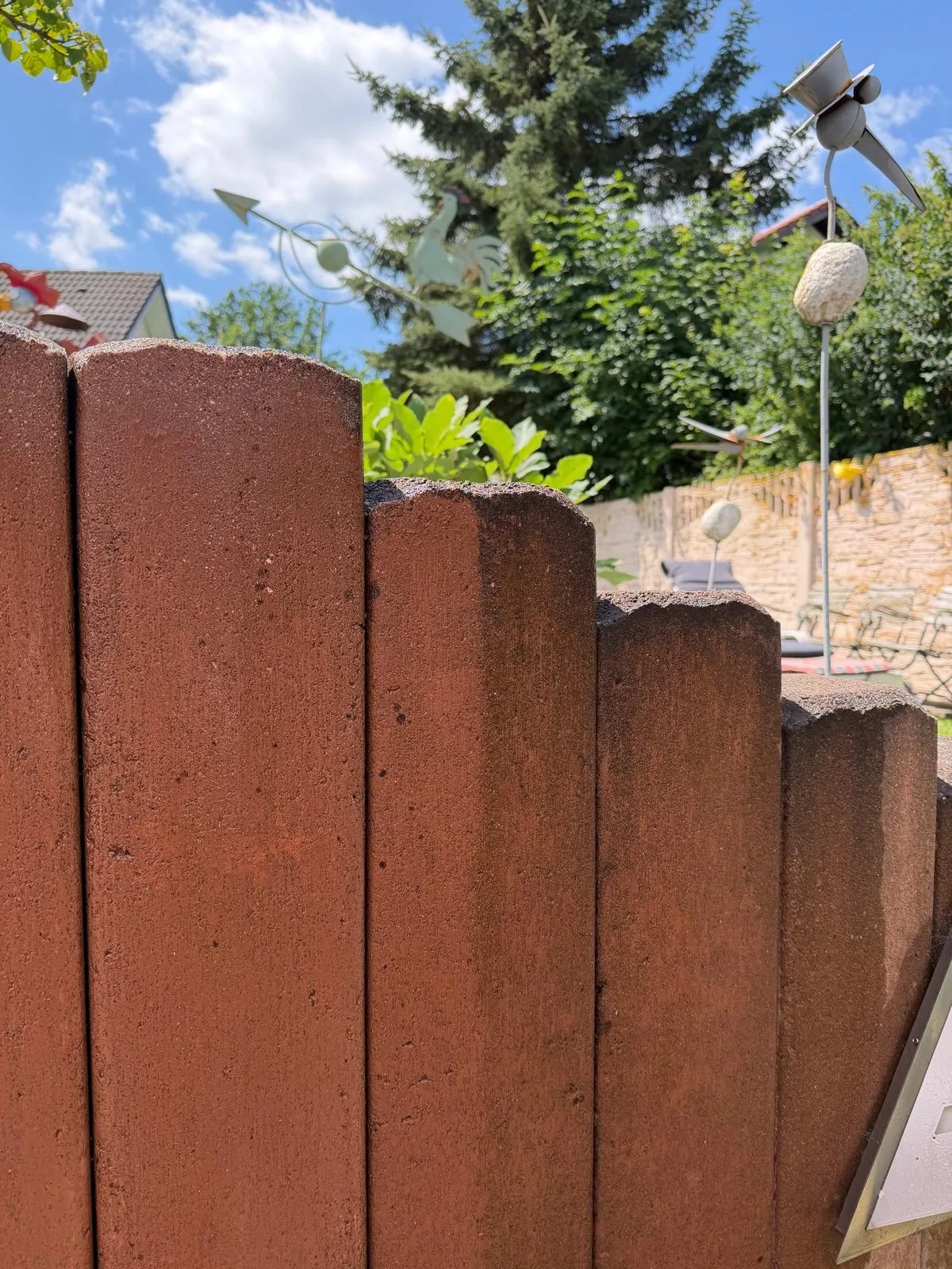 Montierter Sichtschutzzaun aus Holz vor blauem Himmel