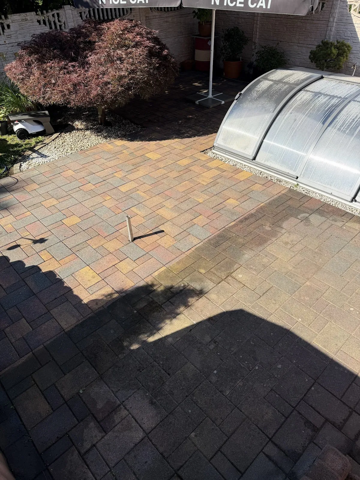 Gepflasterte Terrasse am Pool nach der professionellen Reinigung